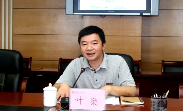 校党委副书记叶燊介绍我校"两学一做"学习教育的进展情况