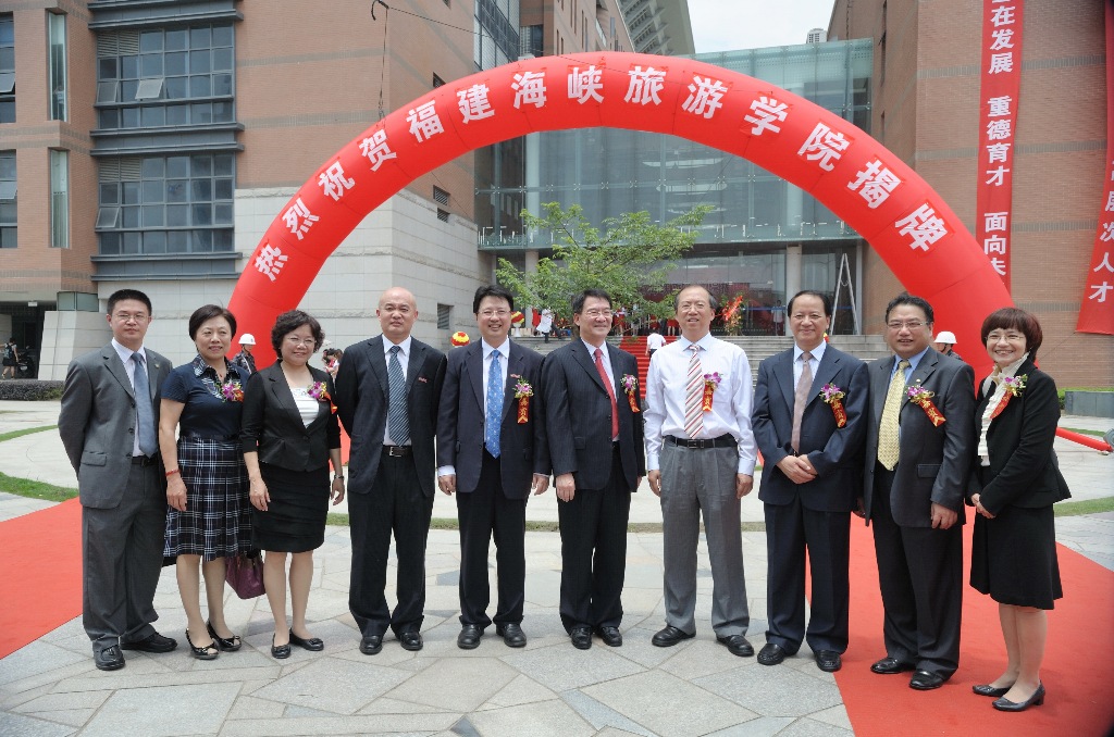 上午,福建海峡旅游学院揭牌仪式在我校旗山校区隆重举行。国家旅游局副局长杜江,福建省人民政府副省长洪捷序,国家旅游局港澳台司司长满宏卫、副司长李亚莹,省政府办公厅副主任王剑华,省旅游局局长郭恒明,省地方志编纂委员会主任罗健,省教育厅副厅长吴仁华,省林业厅副厅长兰思仁,福州市委常委、副市长、福州(平潭)综合实验区党工委副书记、管委会副主任杜源生,台湾世新大学副校长熊杰,教育部工商管理教学指导委员会旅游学科组组长马勇、福建中旅集团董事长陈瑞曾,校领导罗萤、黄汉升、许明,以及福建省内旅游业界的代表、师生代表近30